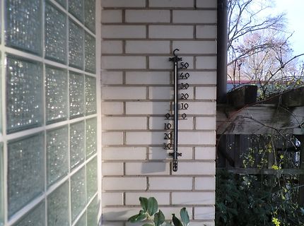 Thermometer an einer Ziegelwand