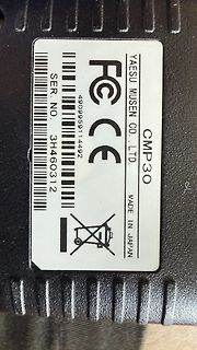 Typenschild eines Yaesu CMP30 Geräts