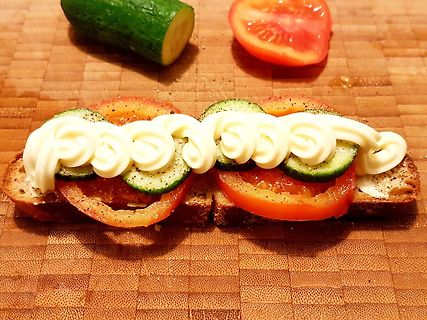 Sandwich mit Tomaten, Gurken und Mayonnaise