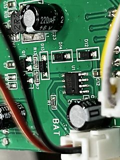 Nahaufnahme einer Leiterplatte mit elektronischen Bauteilen