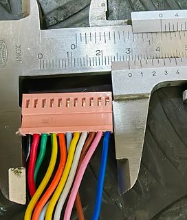 Messung der Breite eines Steckverbinders mit Messschieber