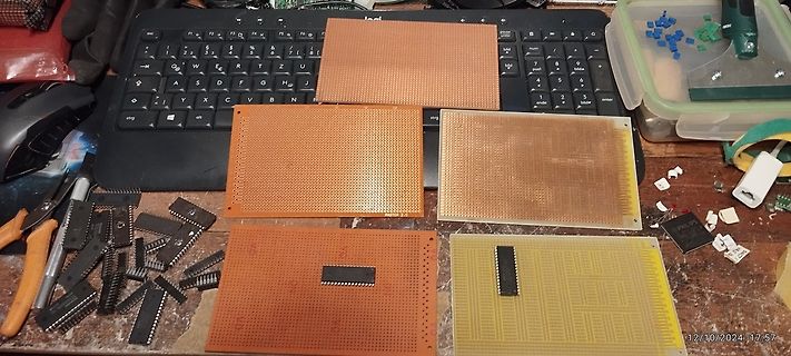 Verschiedene Lochrasterplatinen und Mikrocontroller auf einem Arbeitstisch