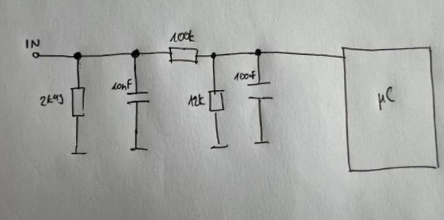 Handgezeichneter Schaltplan mit RC-Glied und Mikrocontroller