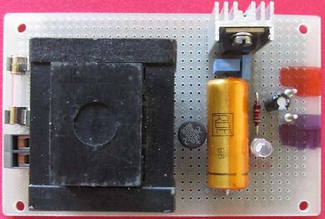 Foto einer Lochrasterplatine mit elektronischen Bauteilen