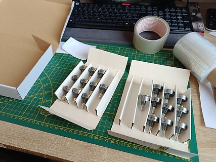 Mechanische Tastenschalter in Verpackung auf Schneidematte