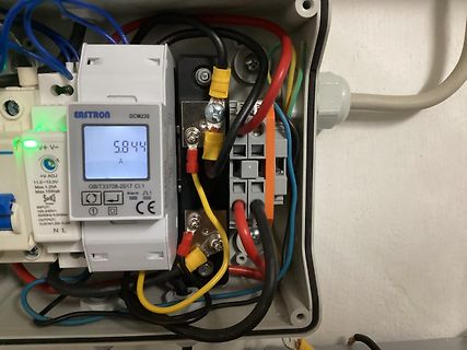 Elektrischer Zähler und Verdrahtung in Gehäuse