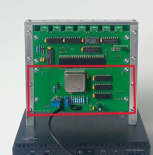 Zwei grüne Leiterplatten in einem Aluminiumgehäuse