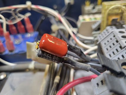 Roter Folienkondensator in elektrischer Verdrahtung