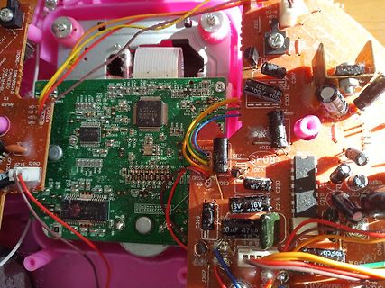 Innenansicht einer geöffneten Elektronikplatine mit Kabeln