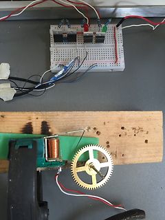 Elektronikaufbau mit Breadboard, Motor und Zahnrad