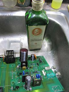 Leiterplatte in Spülbecken mit Flasche