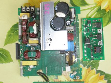 Zwei grüne Leiterplatten mit elektronischen Bauteilen