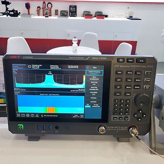 Signal Analyzer UNI-T UTS3036A auf einem Tisch