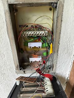Offene elektrische Anschlussdose mit loser Verdrahtung