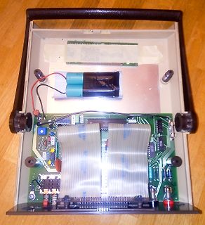Innenansicht eines geöffneten elektronischen Geräts mit Platine und Akku