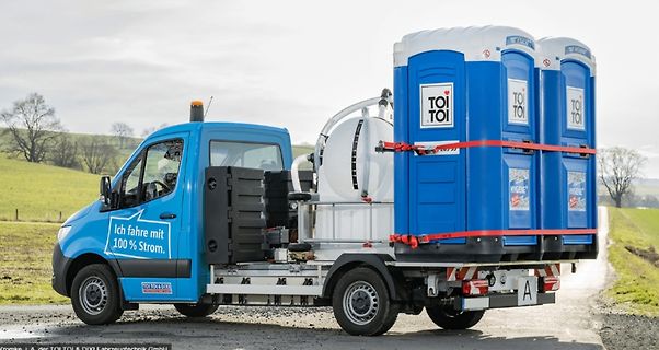 Blauer Elektro-LKW mit Dixi-Toiletten