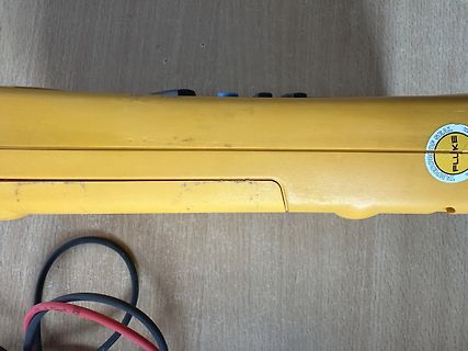 Nahaufnahme eines gelben Fluke-Messgeräts