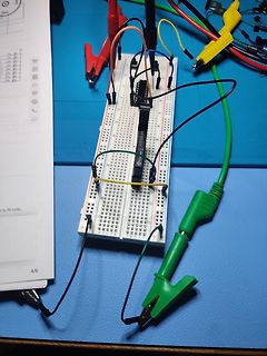 Aufbau auf Breadboard mit IC und Krokodilklemmen