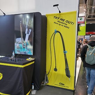 Messplatz mit Werbebanner für Handsfree-Messsonde