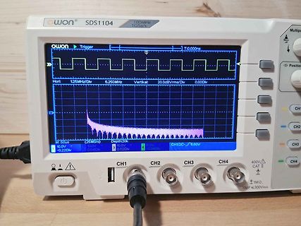 Owon SDS1104 Oszilloskop mit Rechtecksignal und Frequenzgang