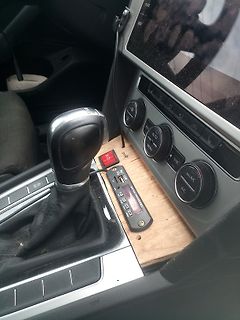Innenraum eines Autos mit Schalthebel und Mittelkonsole