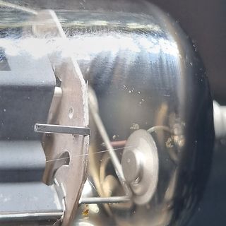 Nahaufnahme eines elektronischen Bauteils mit Reflexionen