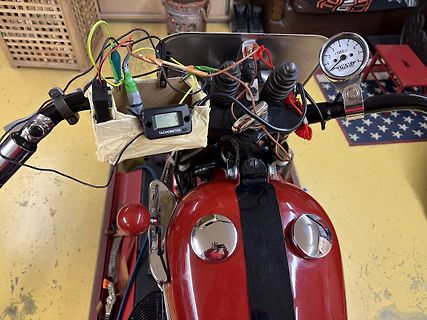 Motorrad mit improvisiertem Tachometer und Verkabelung