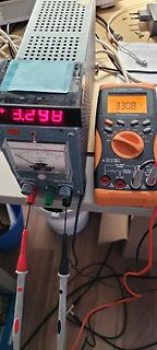 Labornetzteil und Multimeter mit Messwerten