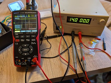 Oszilloskop Multimeter und Labornetzteil auf Arbeitstisch