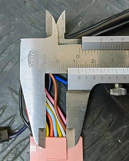 Messung der Kabelbreite mit Messschieber
