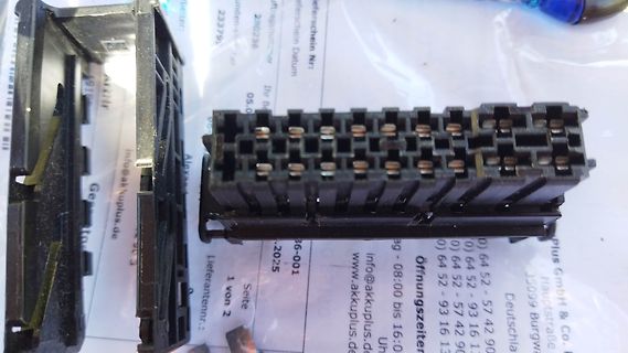 Elektrischer Steckverbinder auf Papier