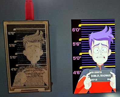 Zwei Monitore mit polizeilichen Körpergröße-Messungen und Comic-Figur