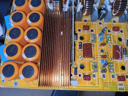 Nahaufnahme einer Leiterplatte mit Elektrolytkondensatoren und Kühlkörper