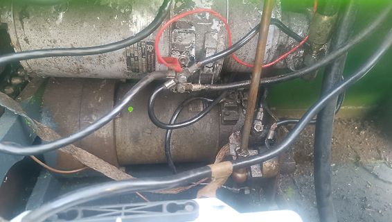 Verkabelung und Bauteile einer elektrischen Maschine