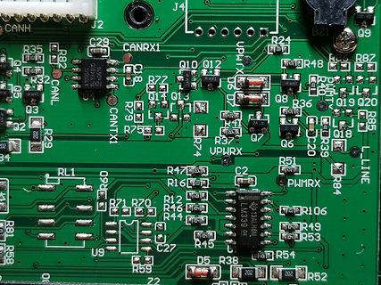 Nahaufnahme einer grünen Leiterplatte mit SMD-Bauteilen
