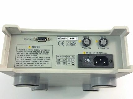 Rückseite eines elektronischen Geräts mit Anschlüssen
