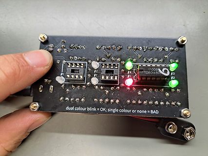 Selbstgebaute Testplatine mit LEDs und Steckern