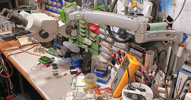 Elektronik-Werkstatt mit Mikroskop und Multimeter