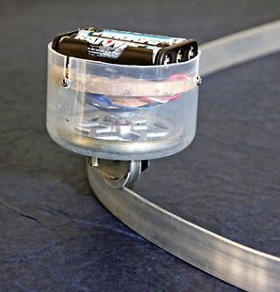 Prototyp eines kleinen Roboterautos mit Batterie und Motor