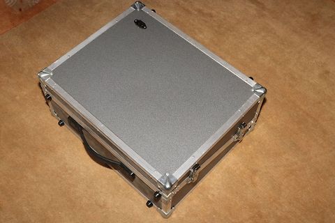 Transportkoffer aus Metall mit grauer Oberfläche
