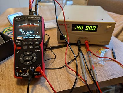 Messaufbau mit Multimeter und Netzteil