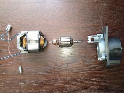 Zerlegter Elektromotor mit Stator und Rotor