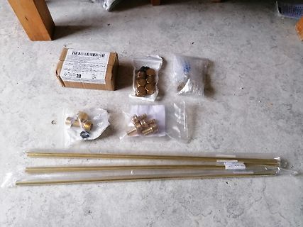 Messingteile und Bauteile in Plastikverpackungen