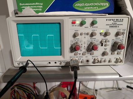 Analoges Oszilloskop mit Rechtecksignal