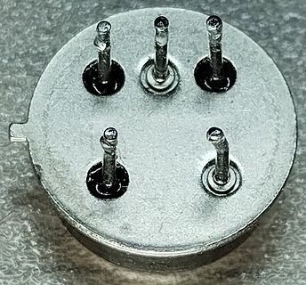 Metallgehäuse eines elektronischen Bauteils mit fünf Pins