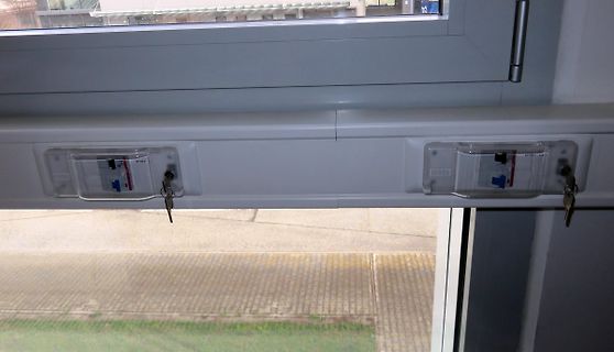 Fensterrahmen mit Schlüsseln in Steckplätzen
