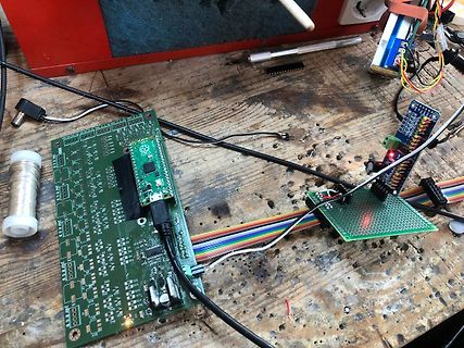 Elektronik-Aufbau mit Leiterplatten und Arduino auf Werkstatttisch