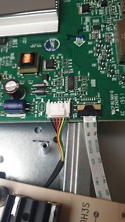 Nahaufnahme einer grünen Leiterplatte mit Flachbandkabel