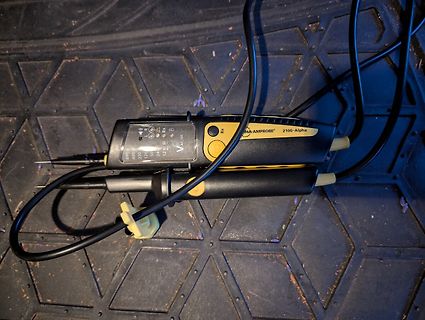 Zwei Messspitzen eines Mikroampere-Amperemeters