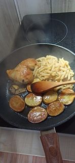 Hähnchen mit Nudeln und Kartoffeln in der Pfanne